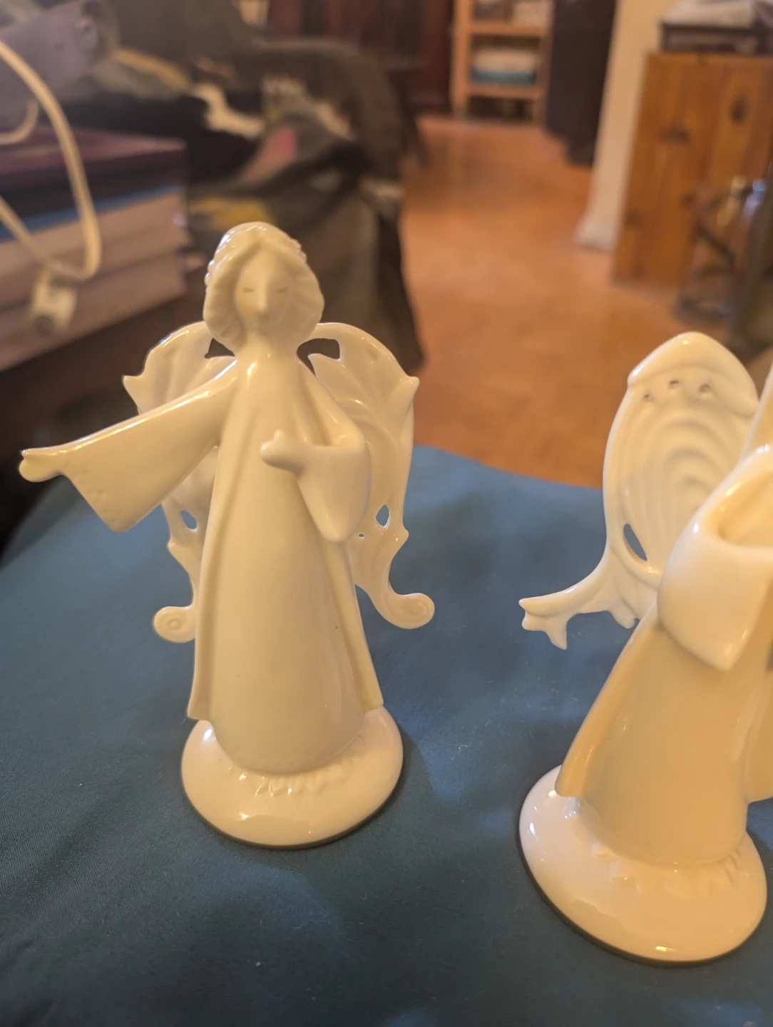 Set of 4 white porcelain angel figurines - photo 2