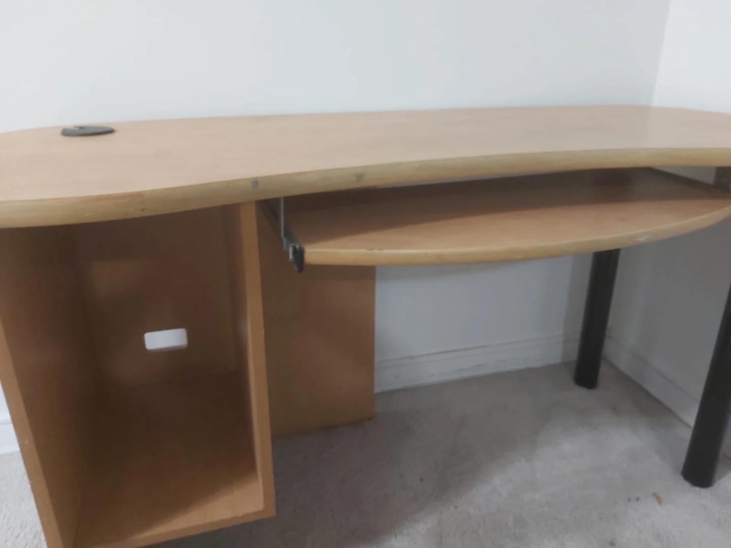 Desk - photo 2