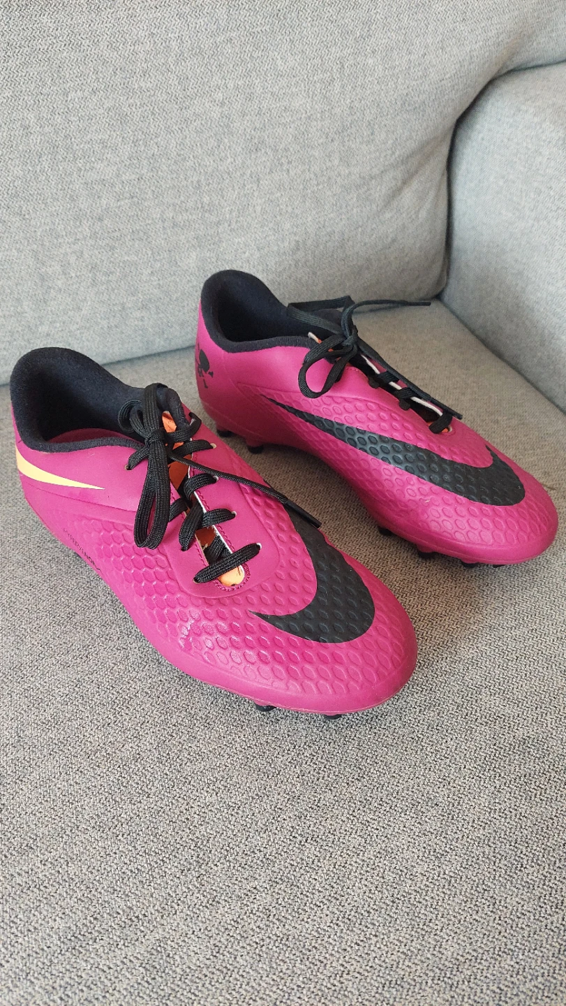 Nike Soccer Cleats and Shin Guards - photo 2