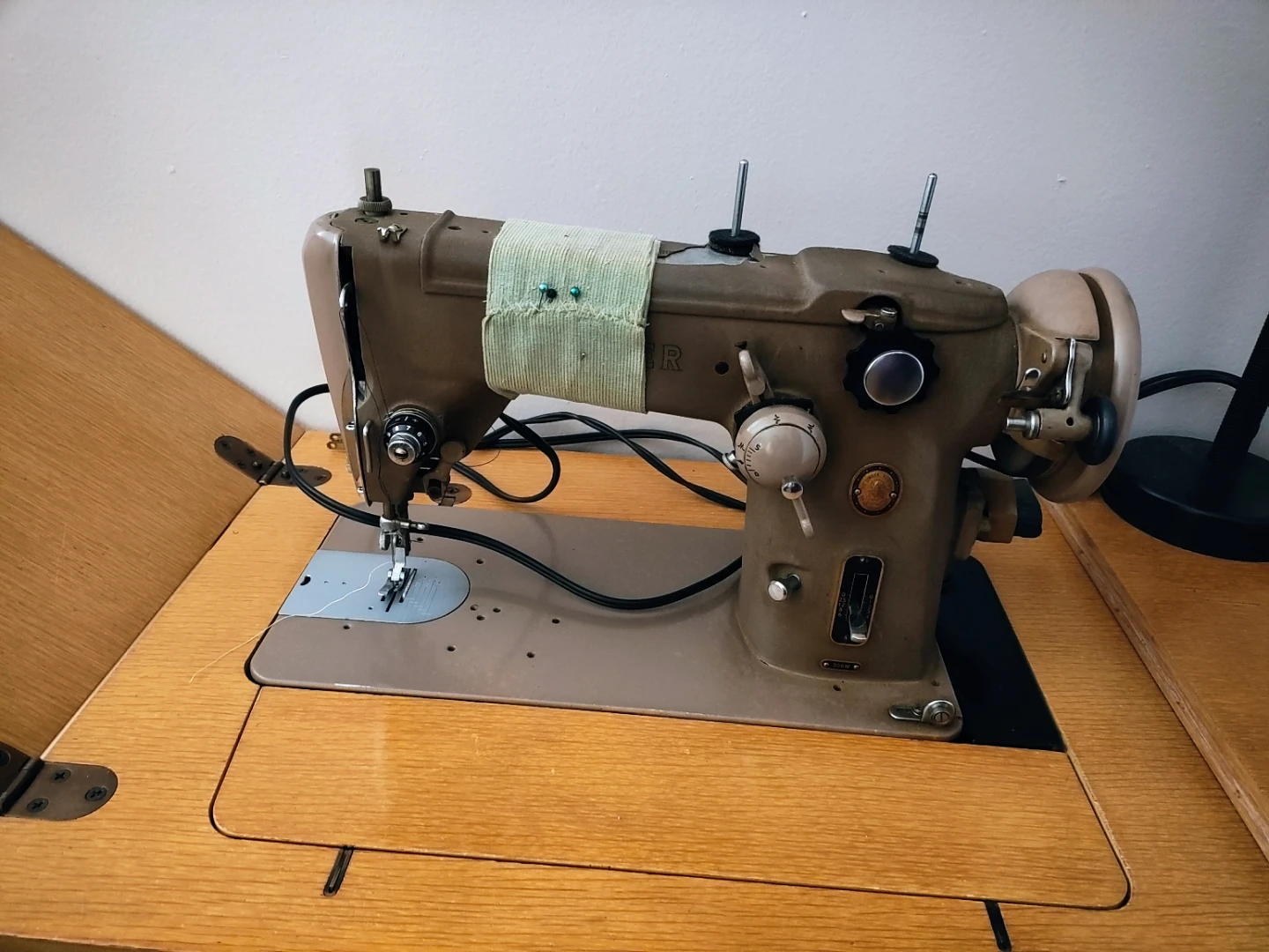 Vintage Singer Sewing Machine with Cabinet - photo 3