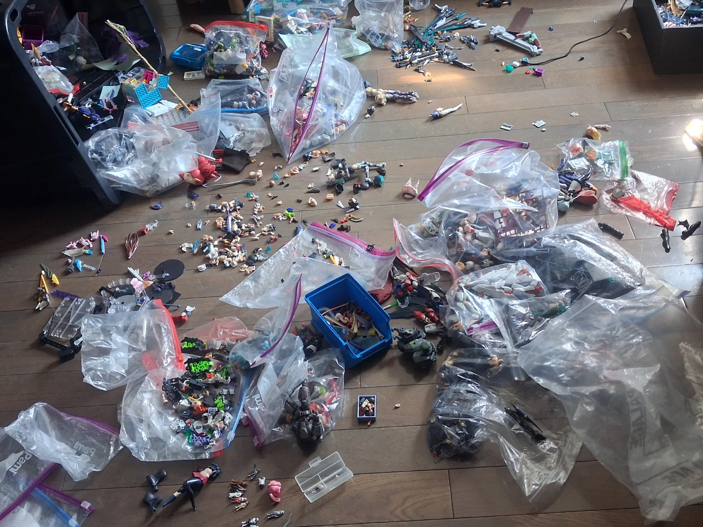 MIXED GUNDAM / MECHA MODEL KIT PARTS BOX - photo 2