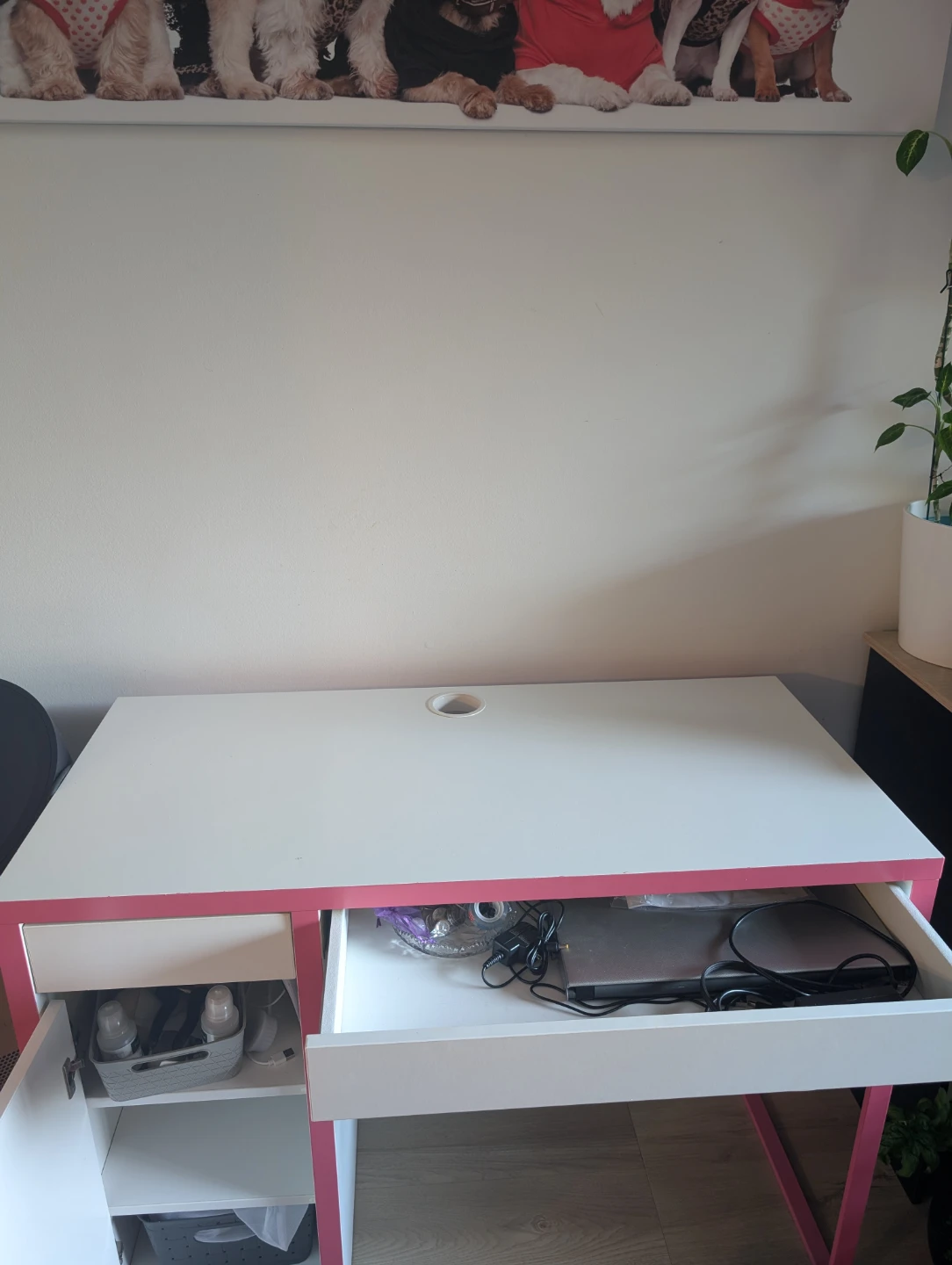 White and pink desk - photo 5
