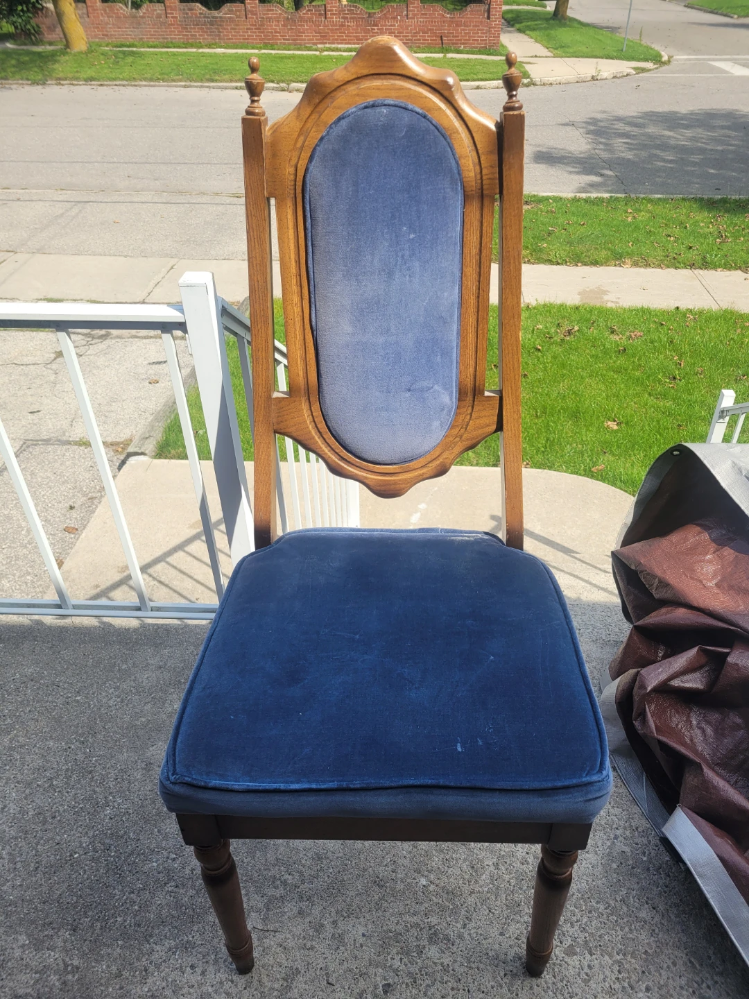 Wooden armchair with cushion - photo 3