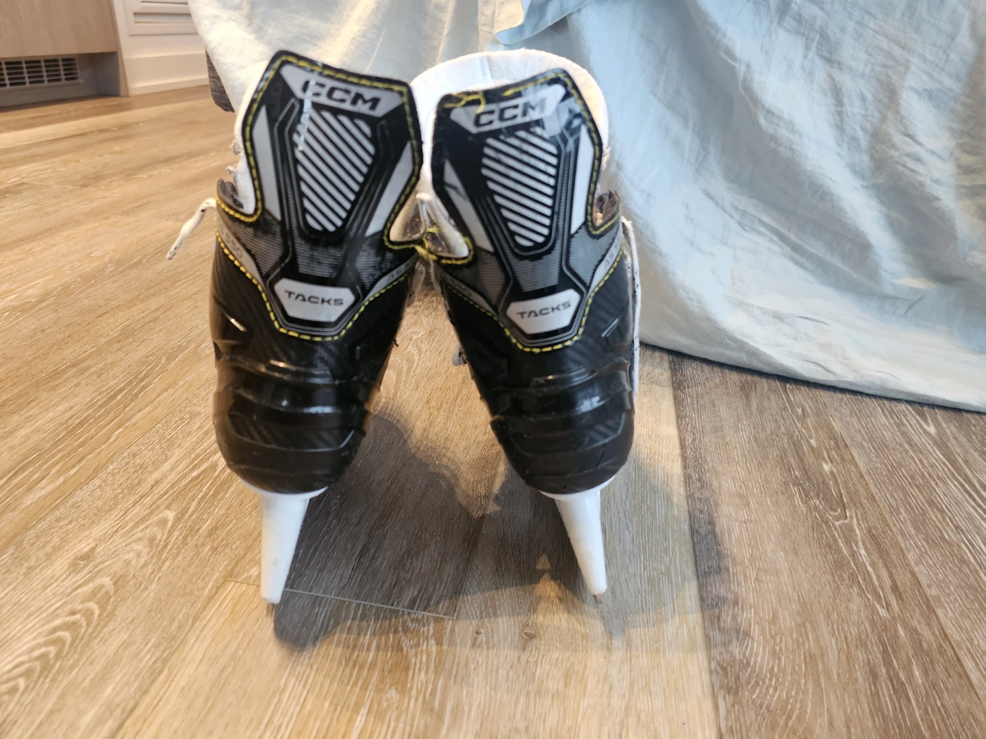 CCM Tacks AS-550 Junior Ice Skates - Size 1 Regular (With Box) - photo 4