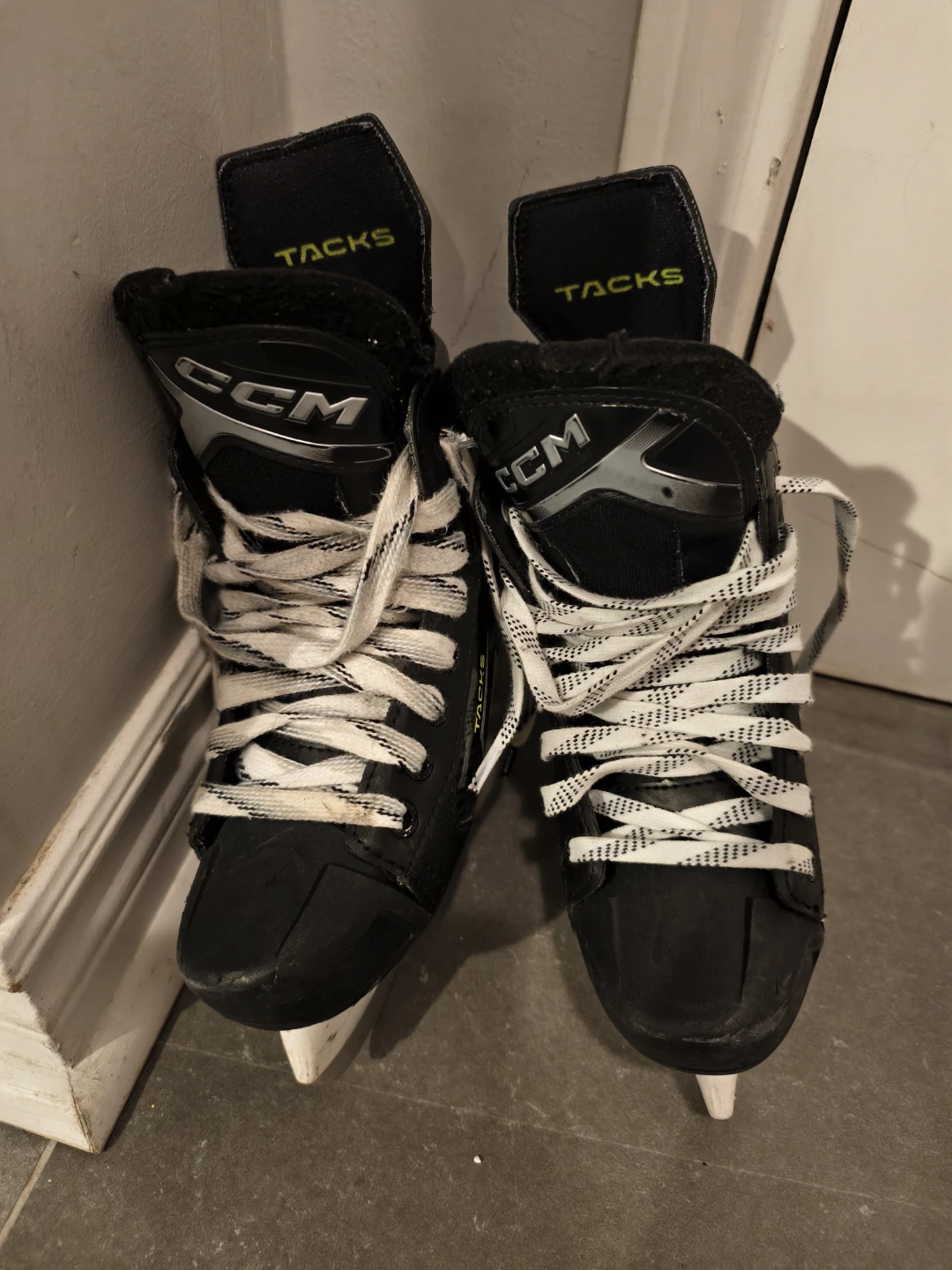 CCM Tacks hockey skates, youth size 2.5