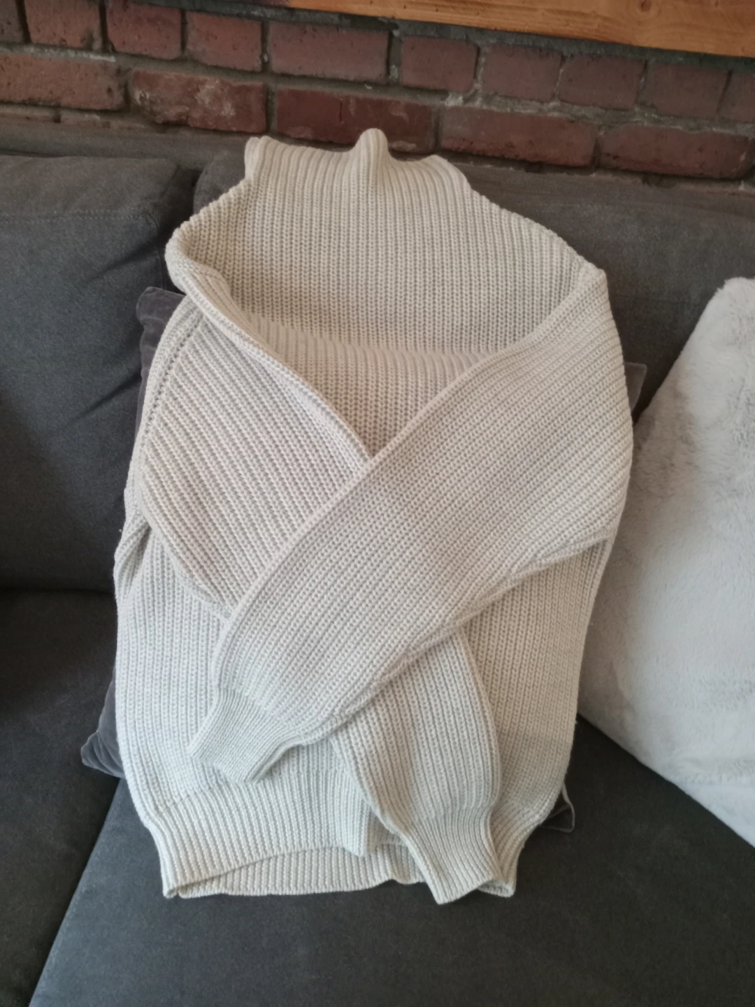 Wilfred  grey  sweater