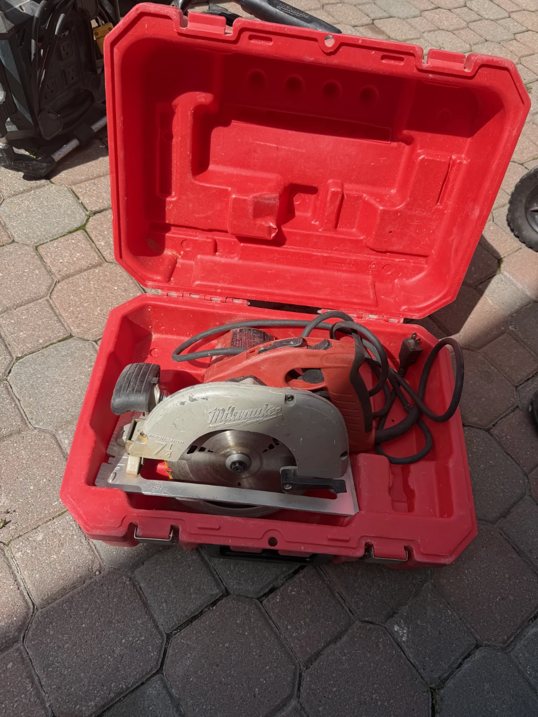 Milwaukee 7-1/4 inch Circular Saw with Case - photo 2