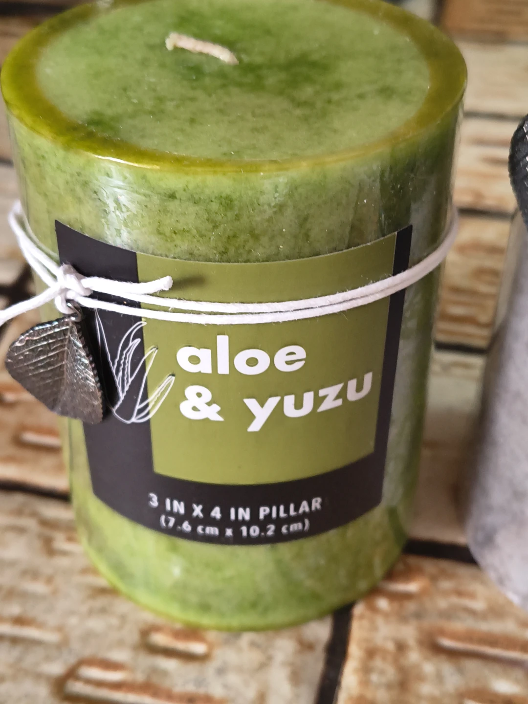 Two Alaura Candles: Aloe & Yuzu and Santal Woods - photo 2
