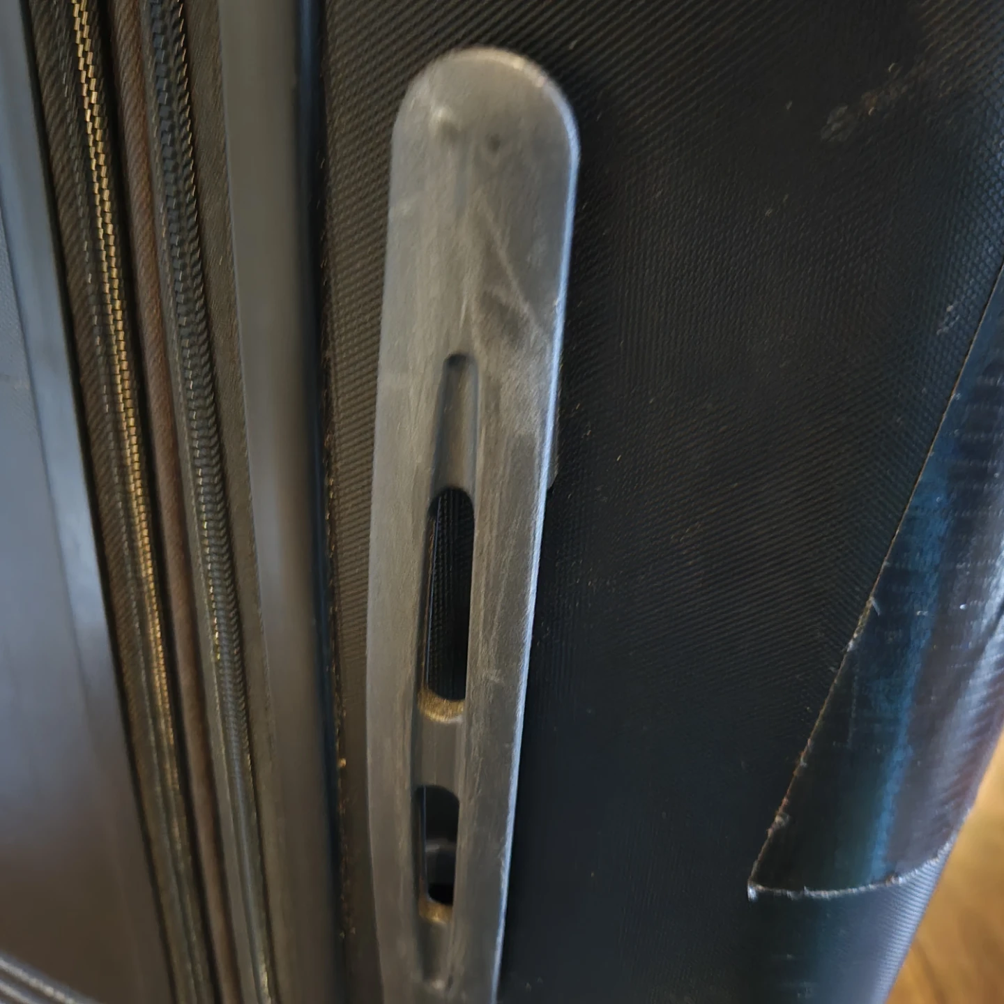 FREE LARGE BUGATTI  Black Hardside Spinner Suitcase - photo 4