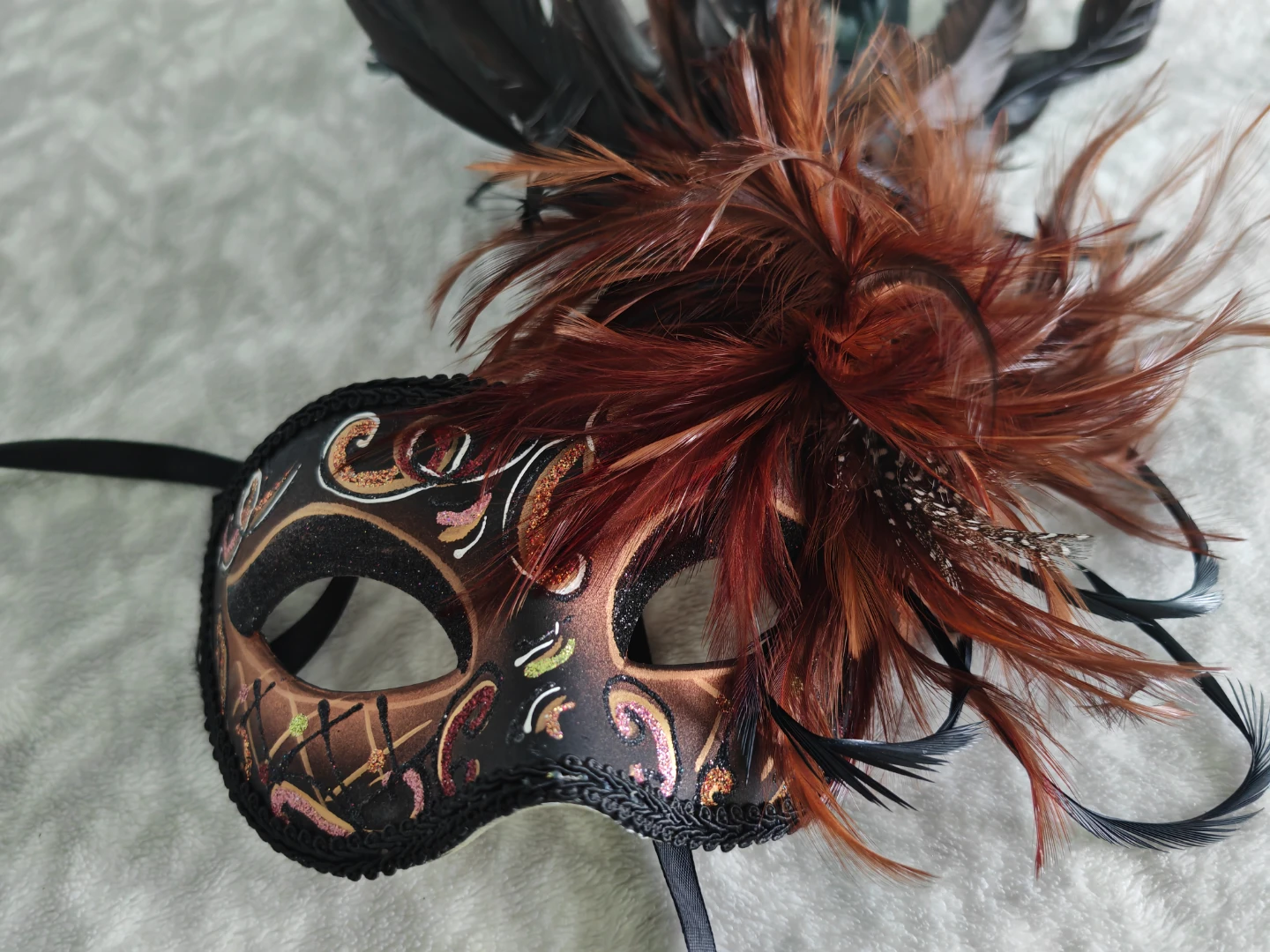 Elegant Feathered Masquerade Mask – Decorative & Stylish - photo 2