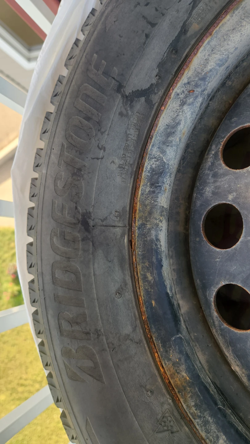 Bridgestone Blizzak Winter Tire on Rims - photo 3
