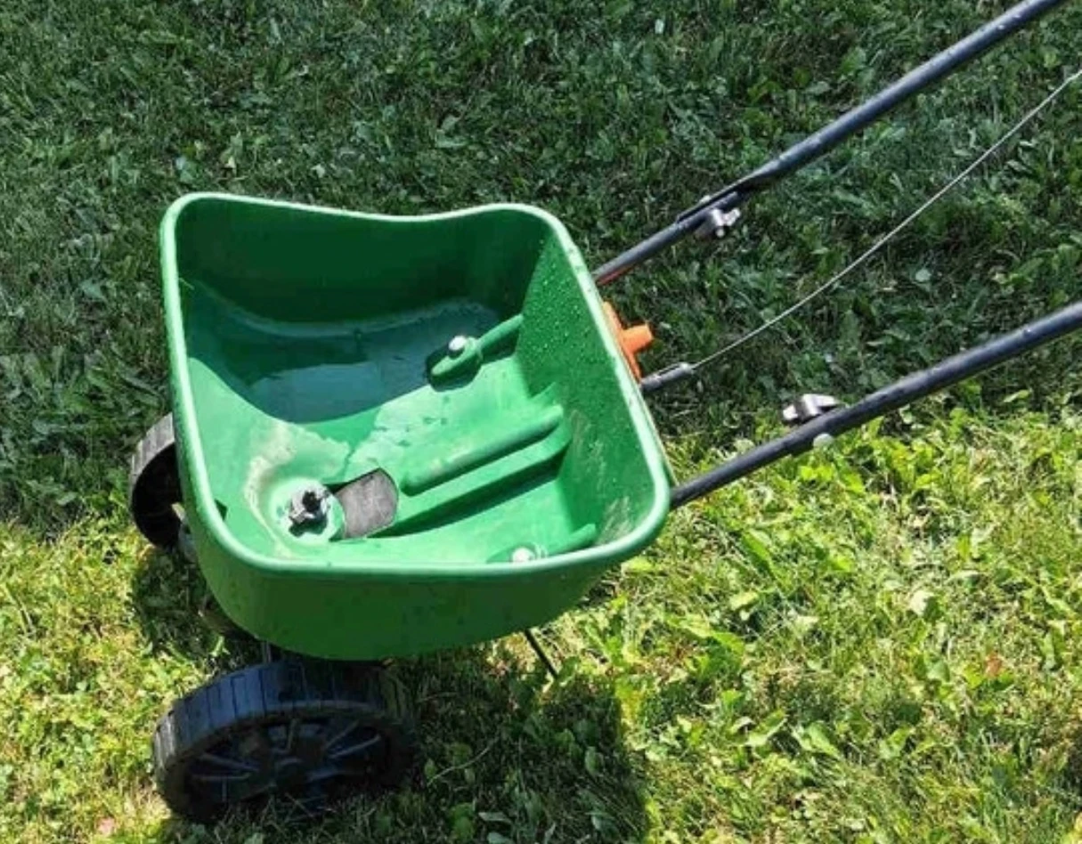 Scott's spreader for seeds and fertilizer