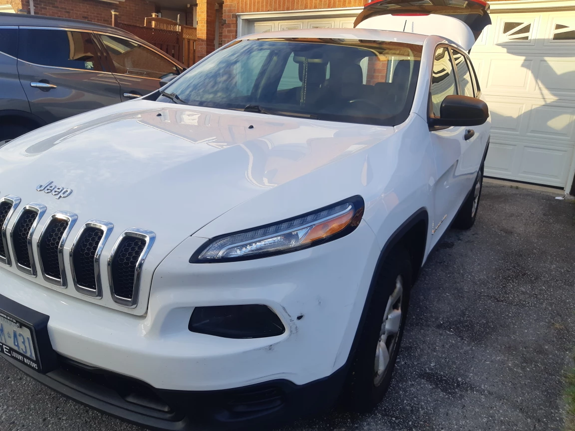 2015 White Jeep Cherokee sport