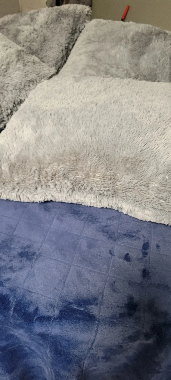 Set of four grey faux fur throw pillows - photo 3