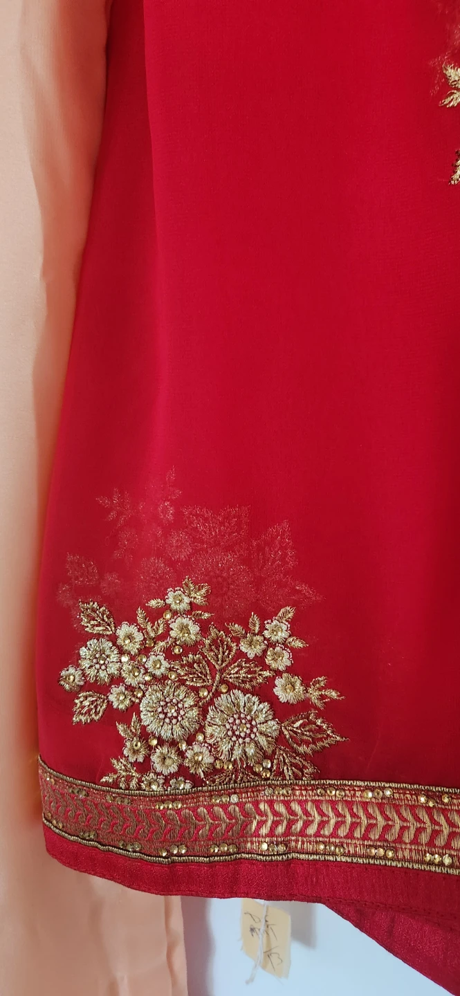 Embroidered peach kameez with red dupatta - photo 4