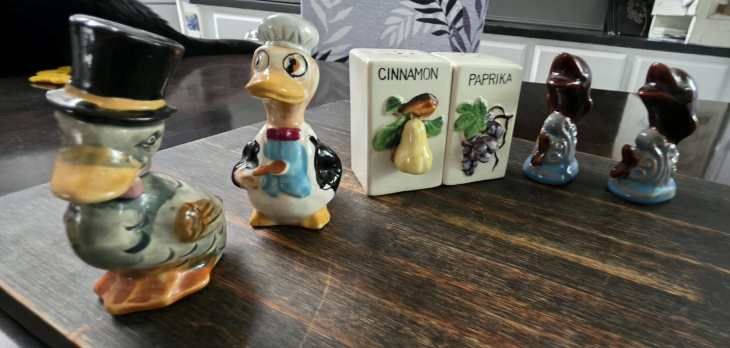 ANTIQUE  🐬 🦆 🍇 Vintage Ceramic Shaker Collector Lot - photo 2