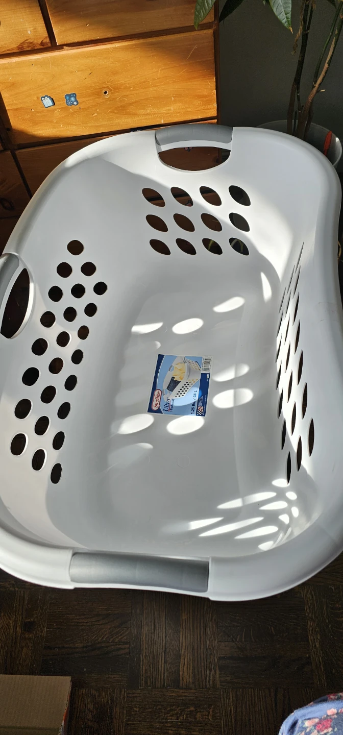 Rubbermaid Laundry Basket - photo 2