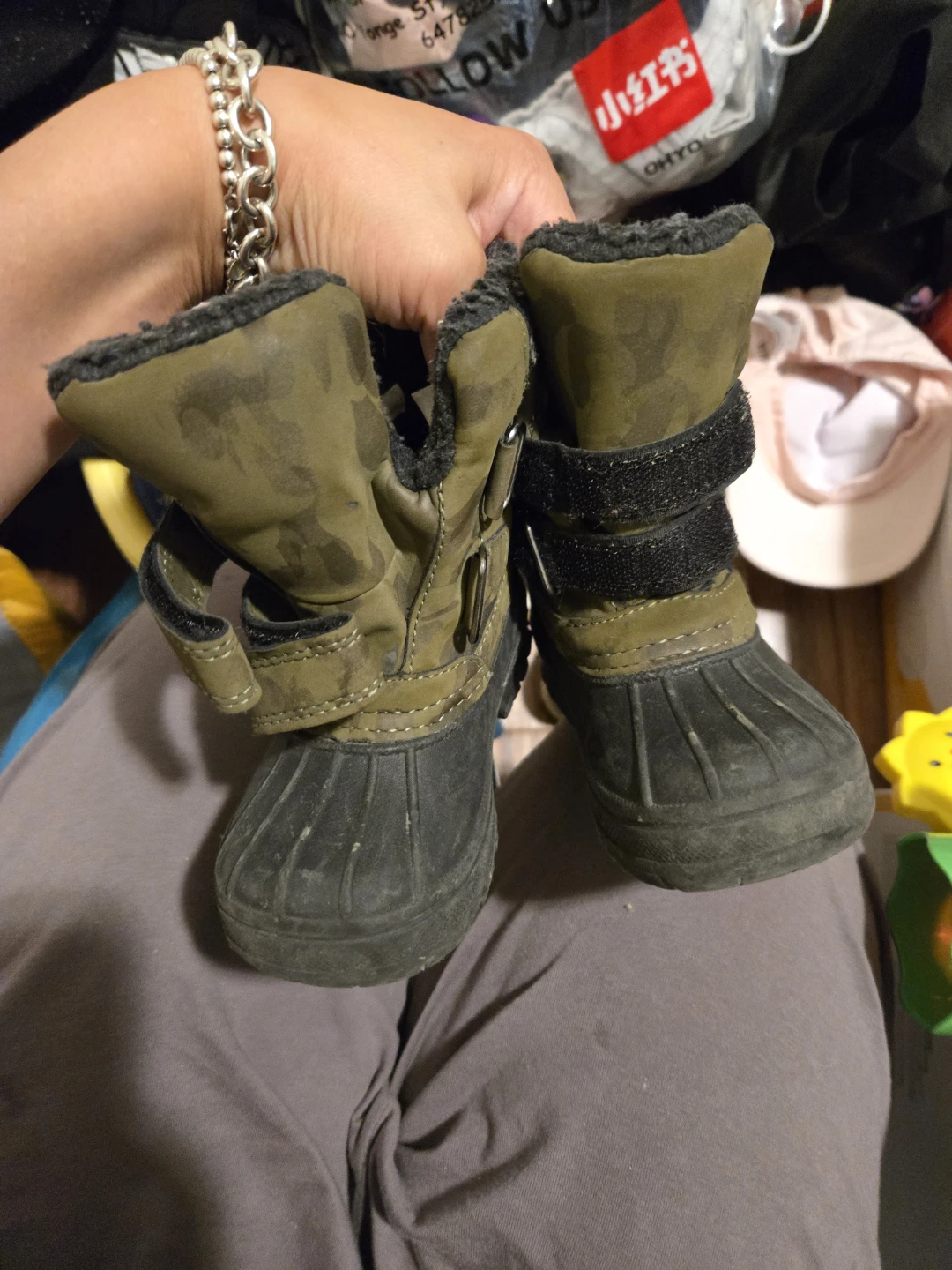 Kids camo winter boots size 6 🏈