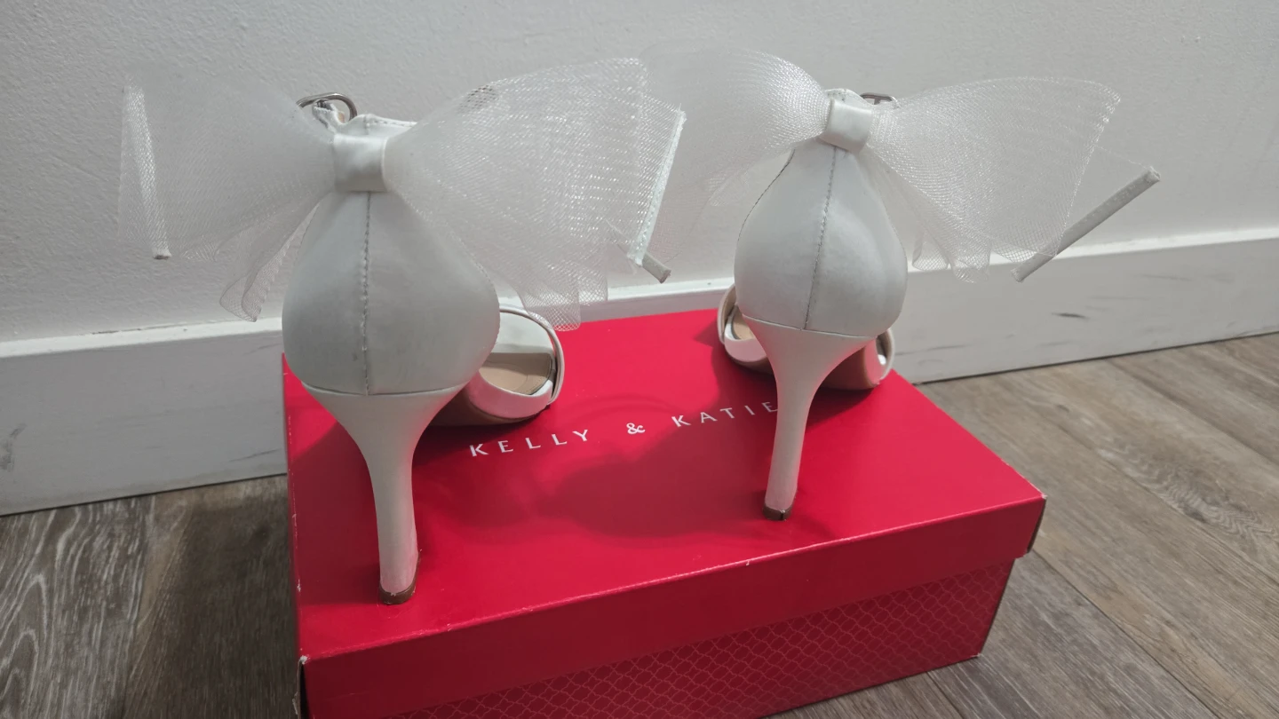 White satin heels with bows - photo 4