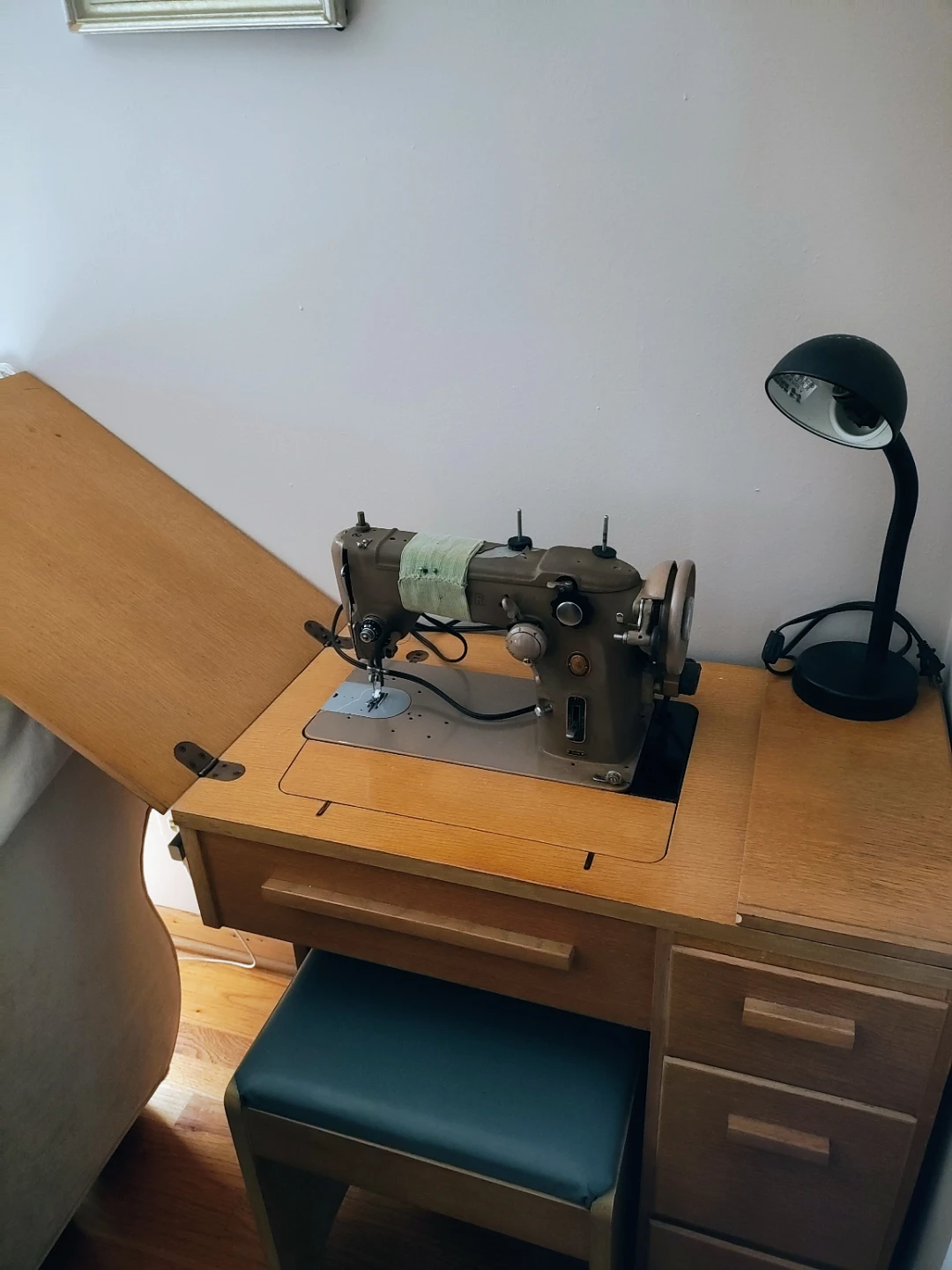 Vintage Singer Sewing Machine with Cabinet - photo 5