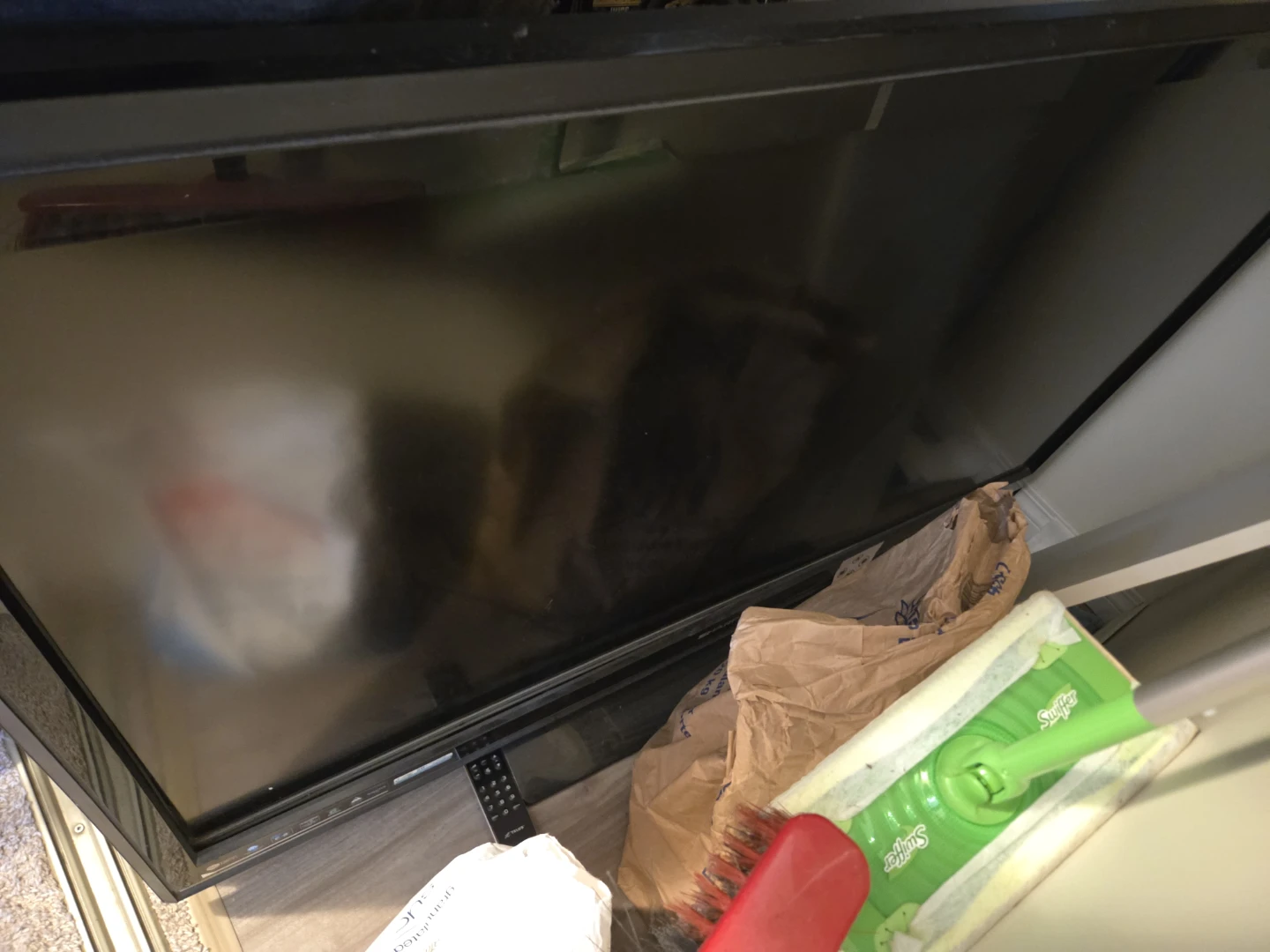 Large flat 52" TV - photo 2