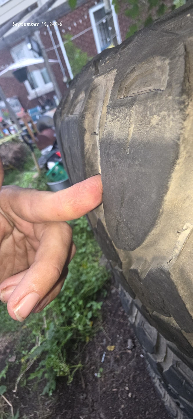 Set of 4 Mud Tires 33x12.50R20 - photo 3