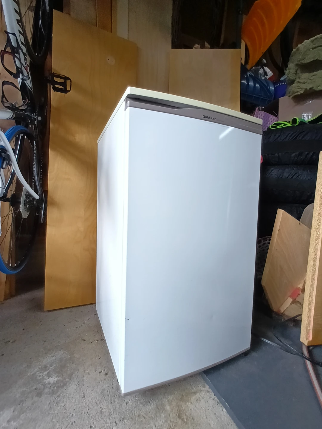 Mini fridge with freezer