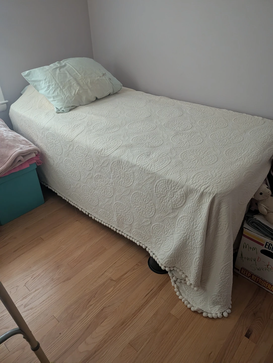Twin size bed with cream pom-pom quilt - photo 3
