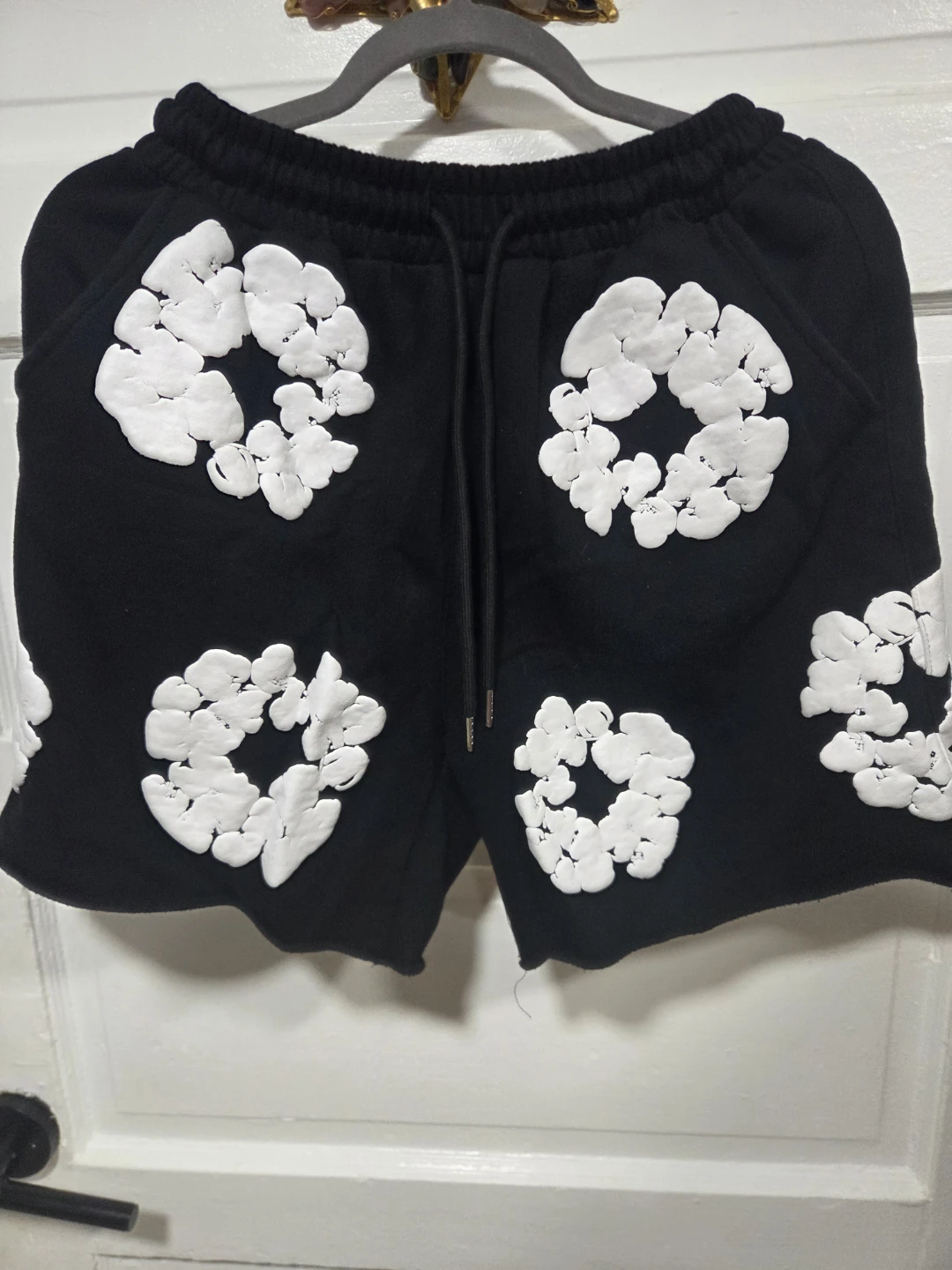 Black shorts with white floral patterns - photo 4