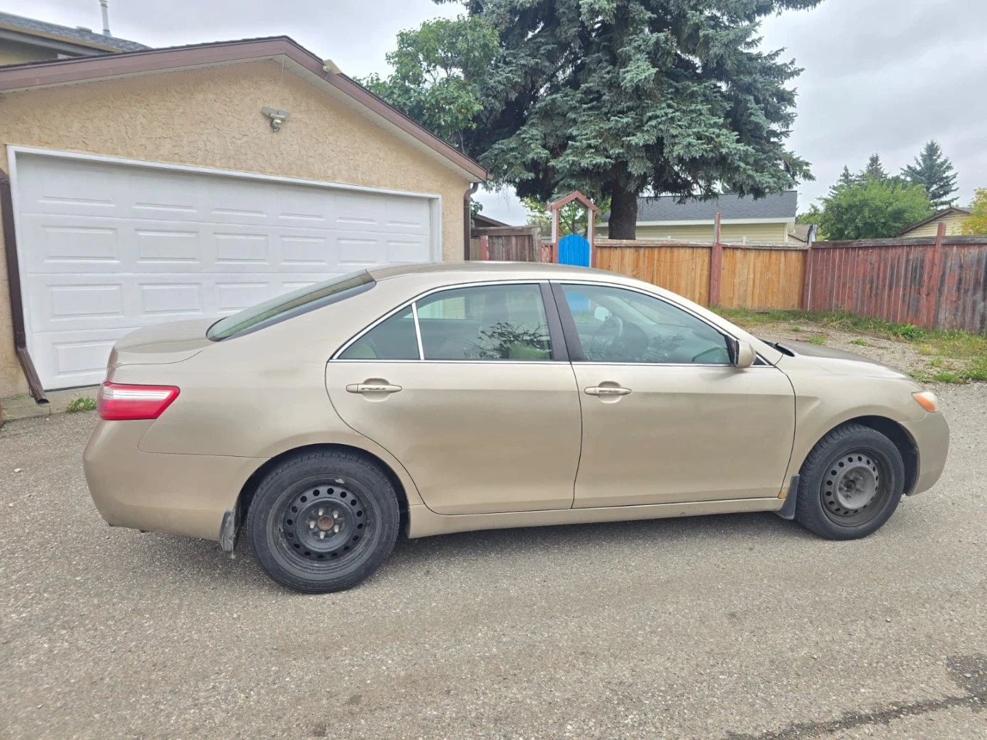 Toyota Camry LE Sedan - photo 3