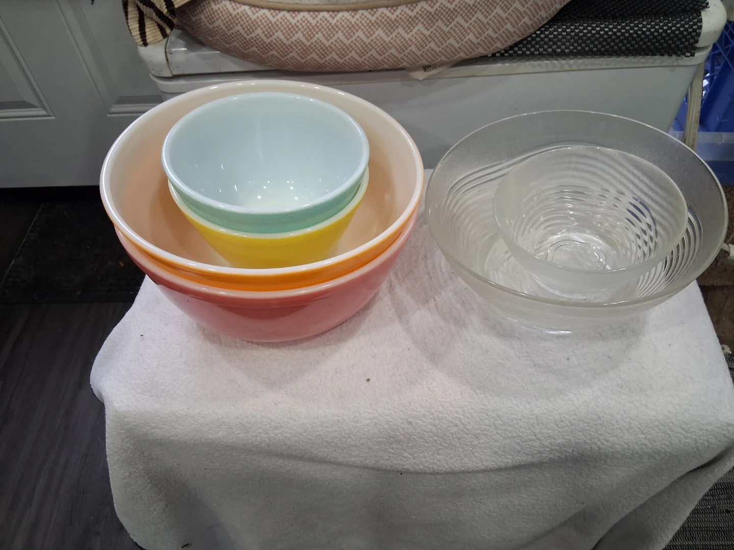 Vintage Pyrex and Clear Glass Mixing Bowl Set