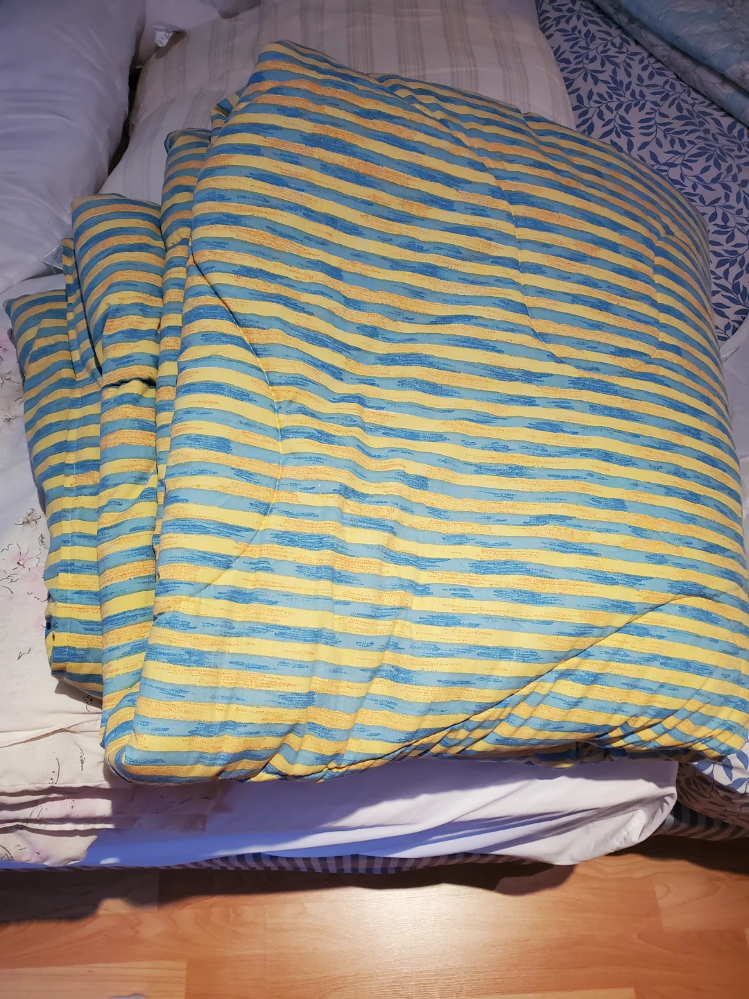 Free Single bed box spring, Mattress 5 Pillows & 2 comforters - photo 5