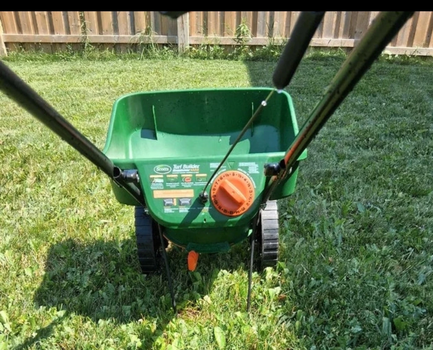 Scott's spreader for seeds and fertilizer - photo 2