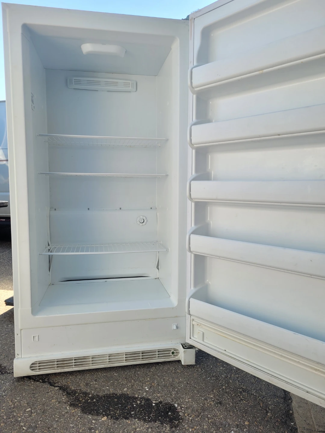 Beautiful Large Frigidaire Freezer - photo 4
