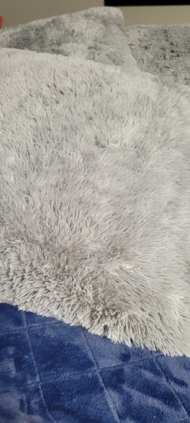 Set of four grey faux fur throw pillows - photo 4