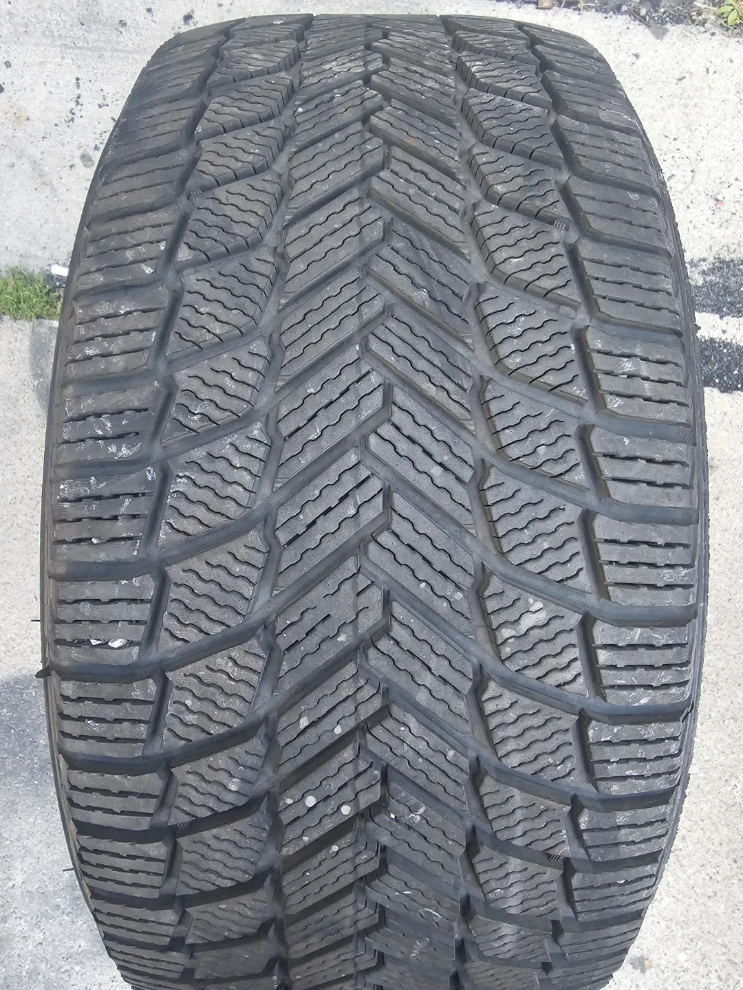 245/40 R19 WINTER TIRE ( 1 ONLY )