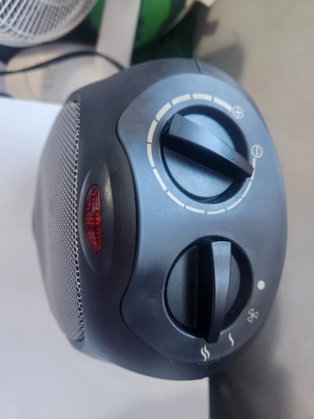 Amazon Basics Portable Heater - photo 2