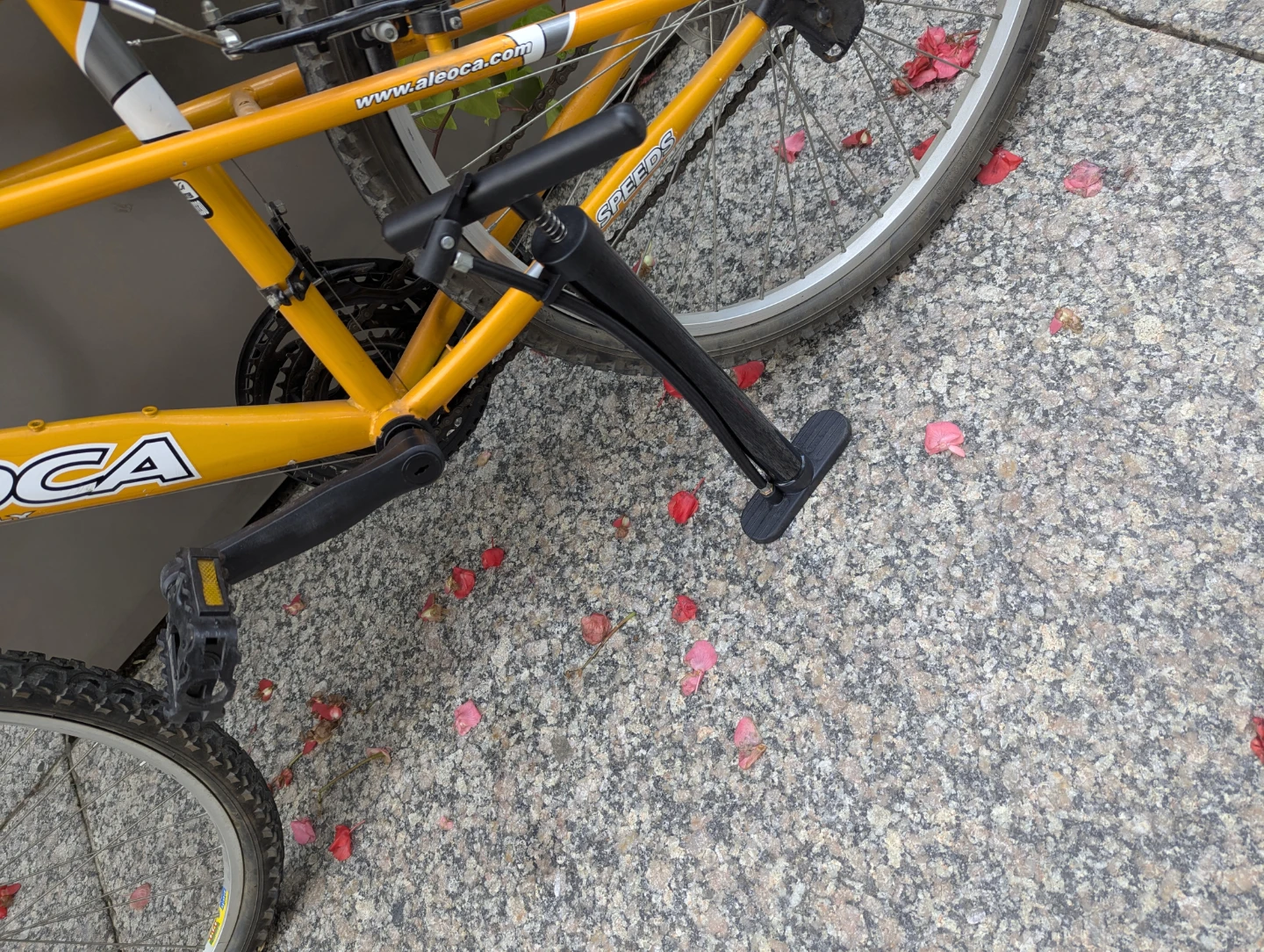 18 speed mountain bike and pump - photo 2