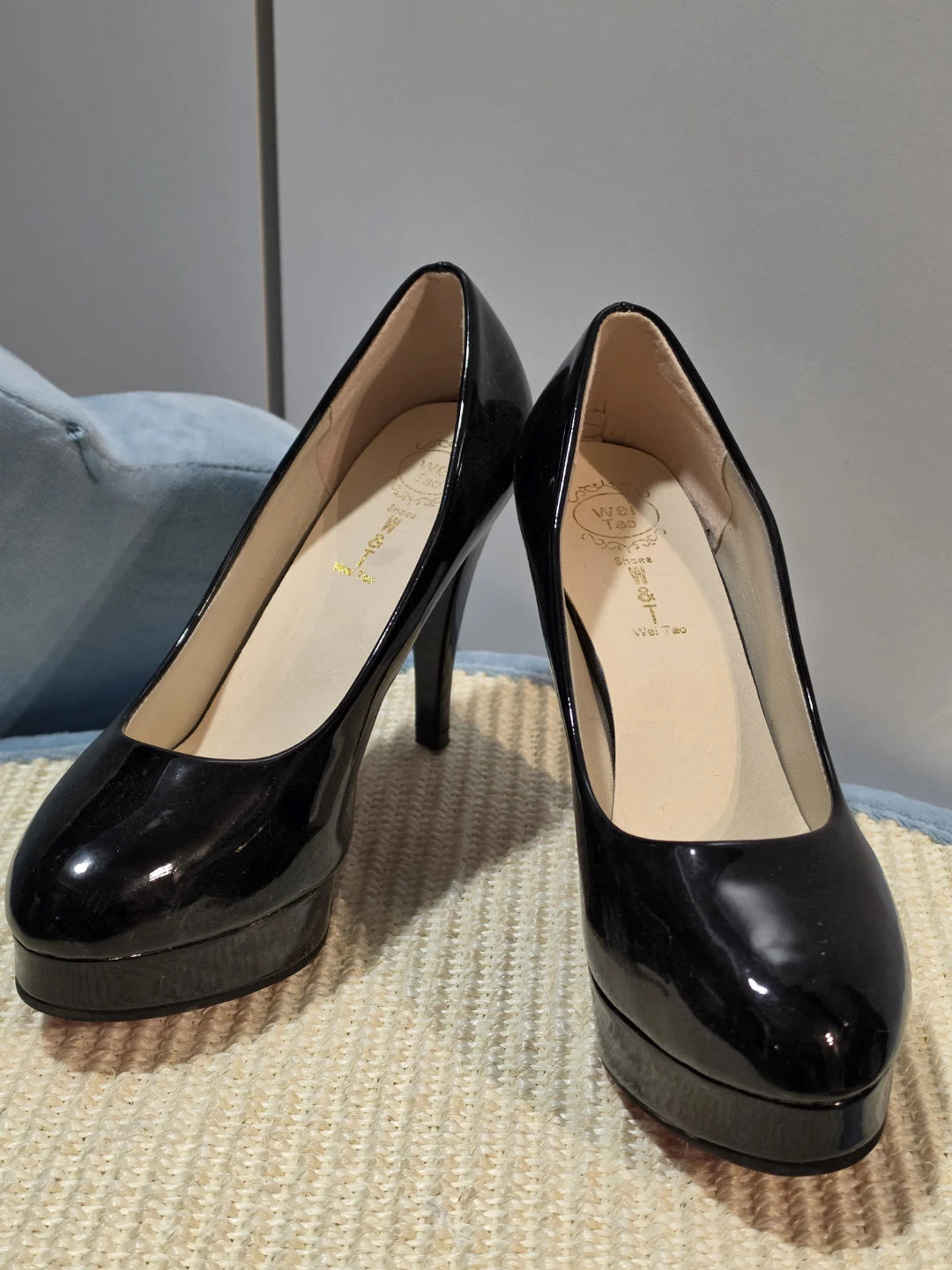 7US Wei Tao Black Patent Heels