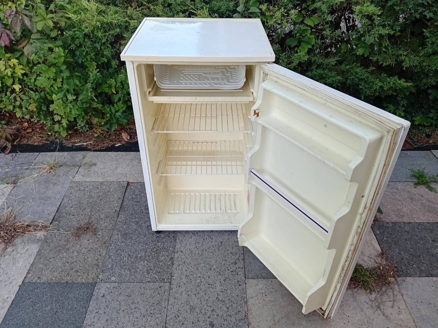 GE Compact Refrigerator - photo 3