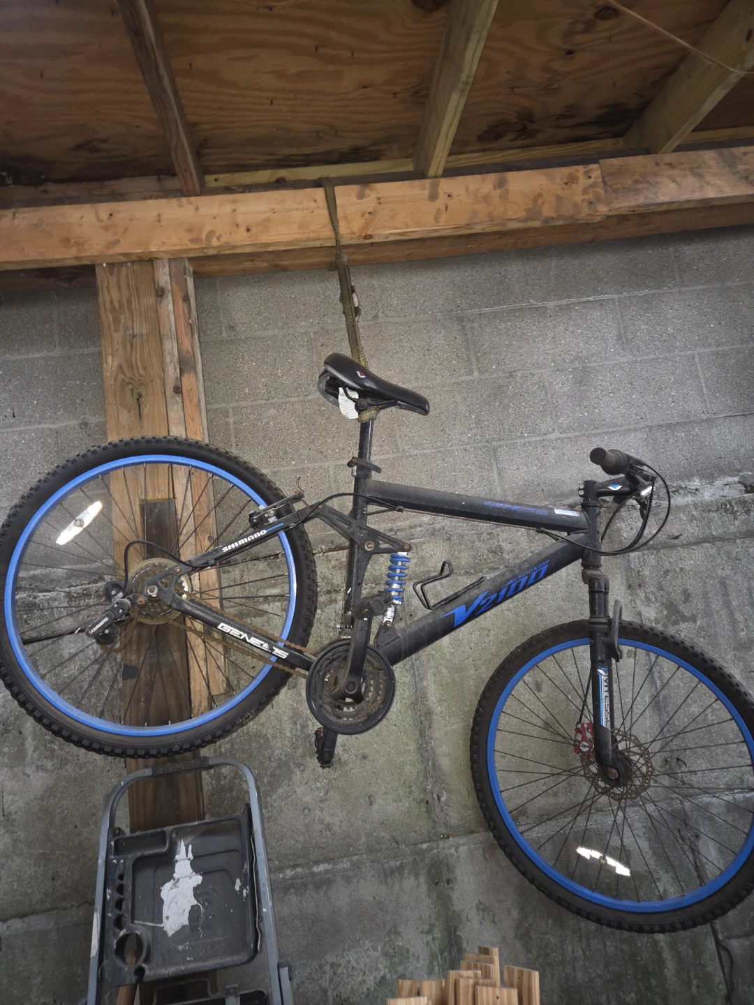 Genesis V2100 Mountain Bike