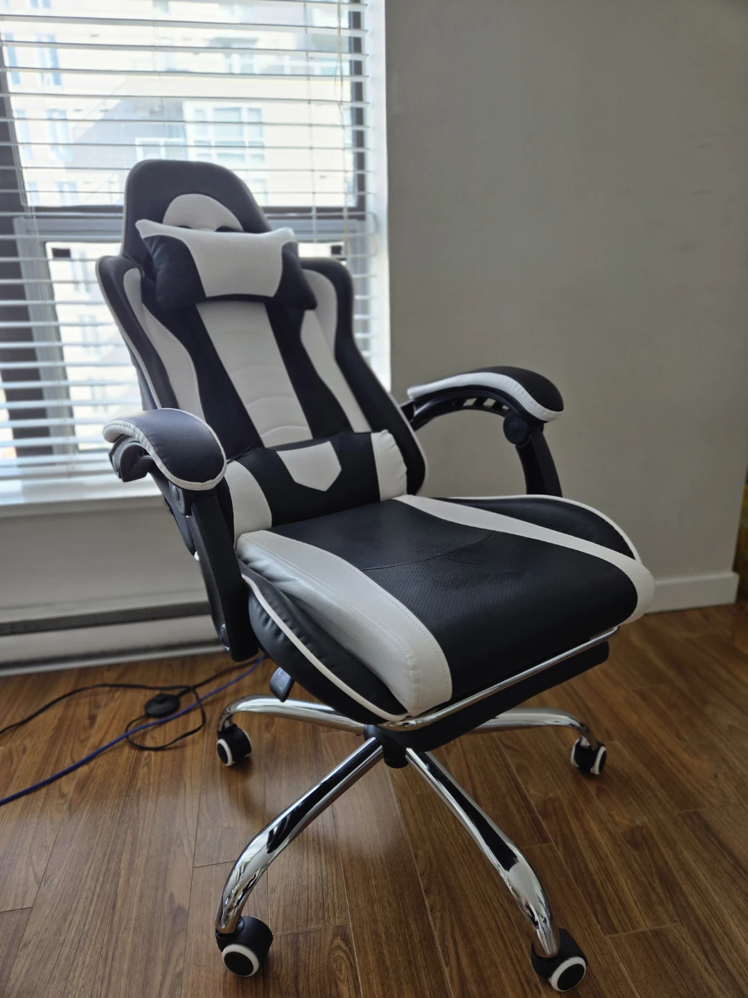 Yaheetech gaming chair with footrest - Pickup only