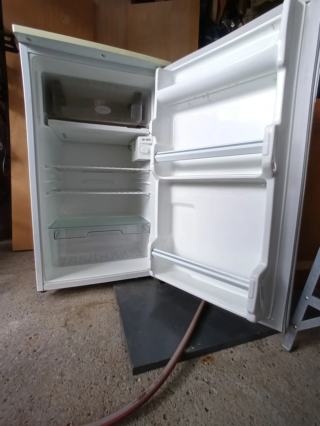 Mini fridge with freezer - photo 2