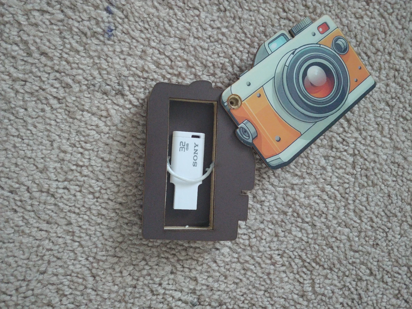 Camera shaped USB holder - photo 2