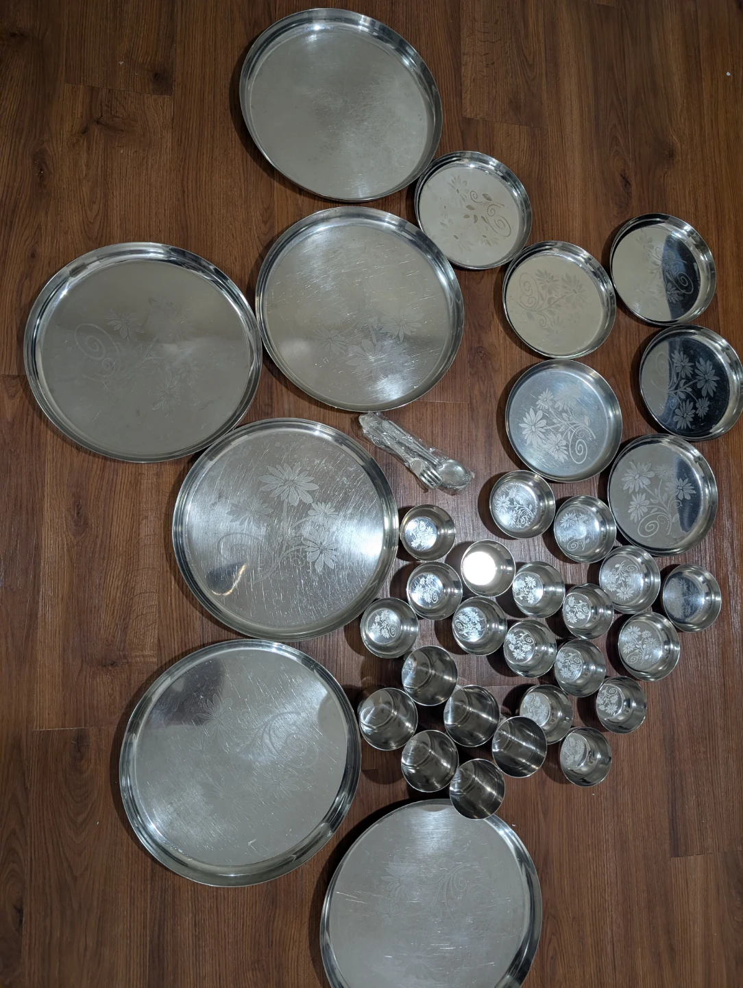 Stainless steel dinnerware set