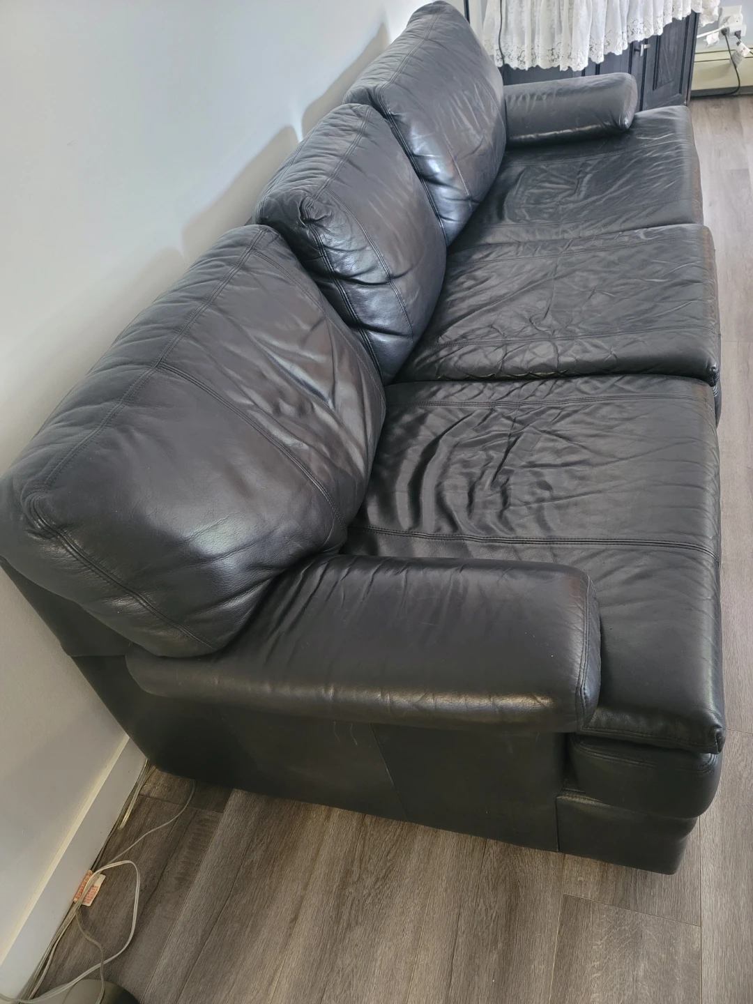 Black leather three-seater sofa - photo 2