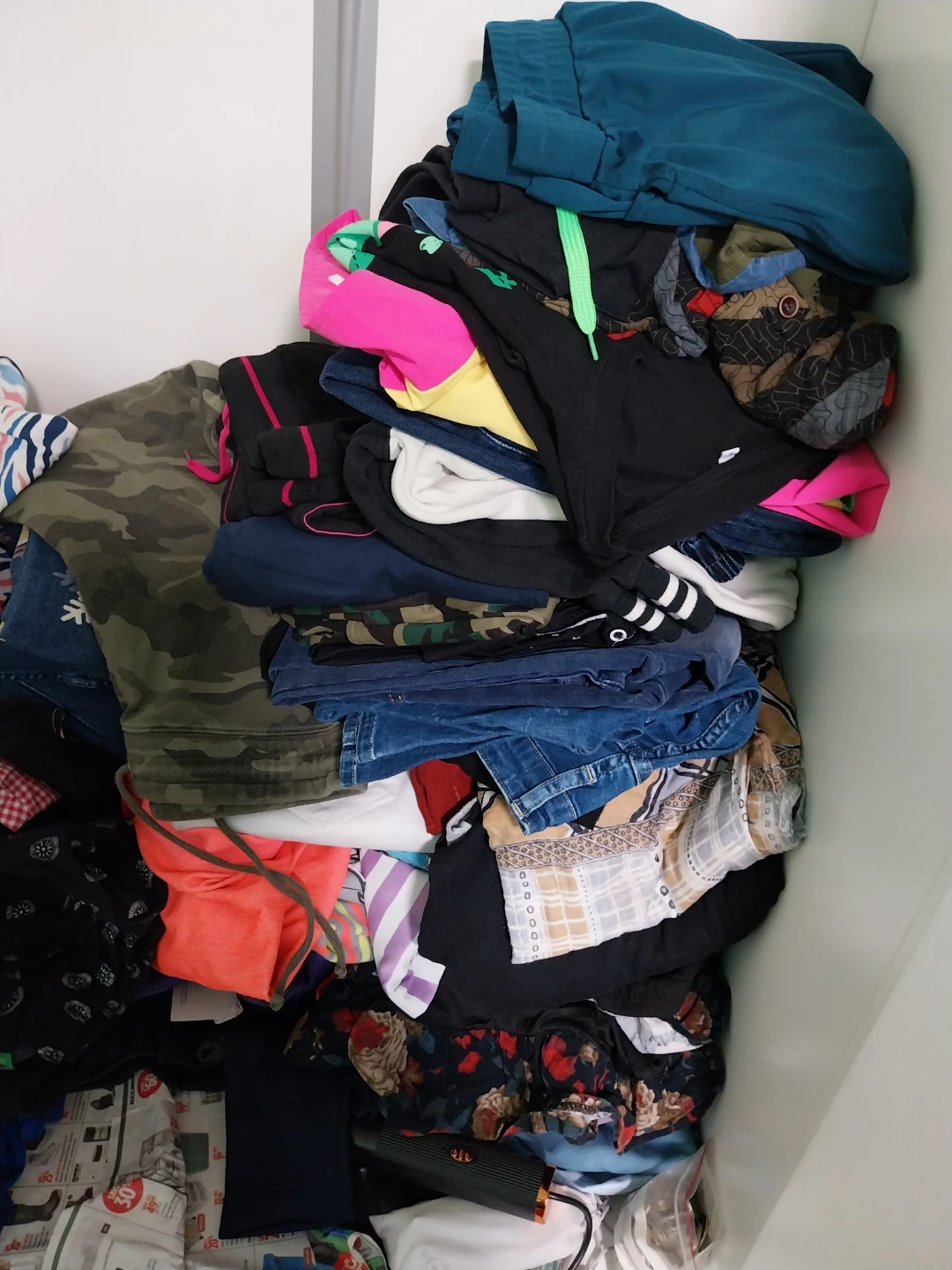 Assorted clothing bundle - photo 2