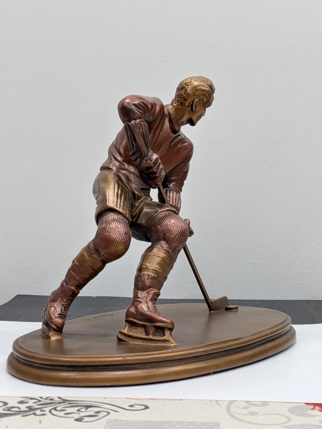 VINTAGE HOCKEY PLAYER AUSTIN SCULPTURE ARTIST SIGNED - photo 2