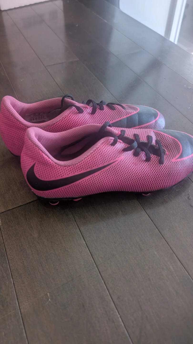 Kids Nike soccer cleats - photo 2