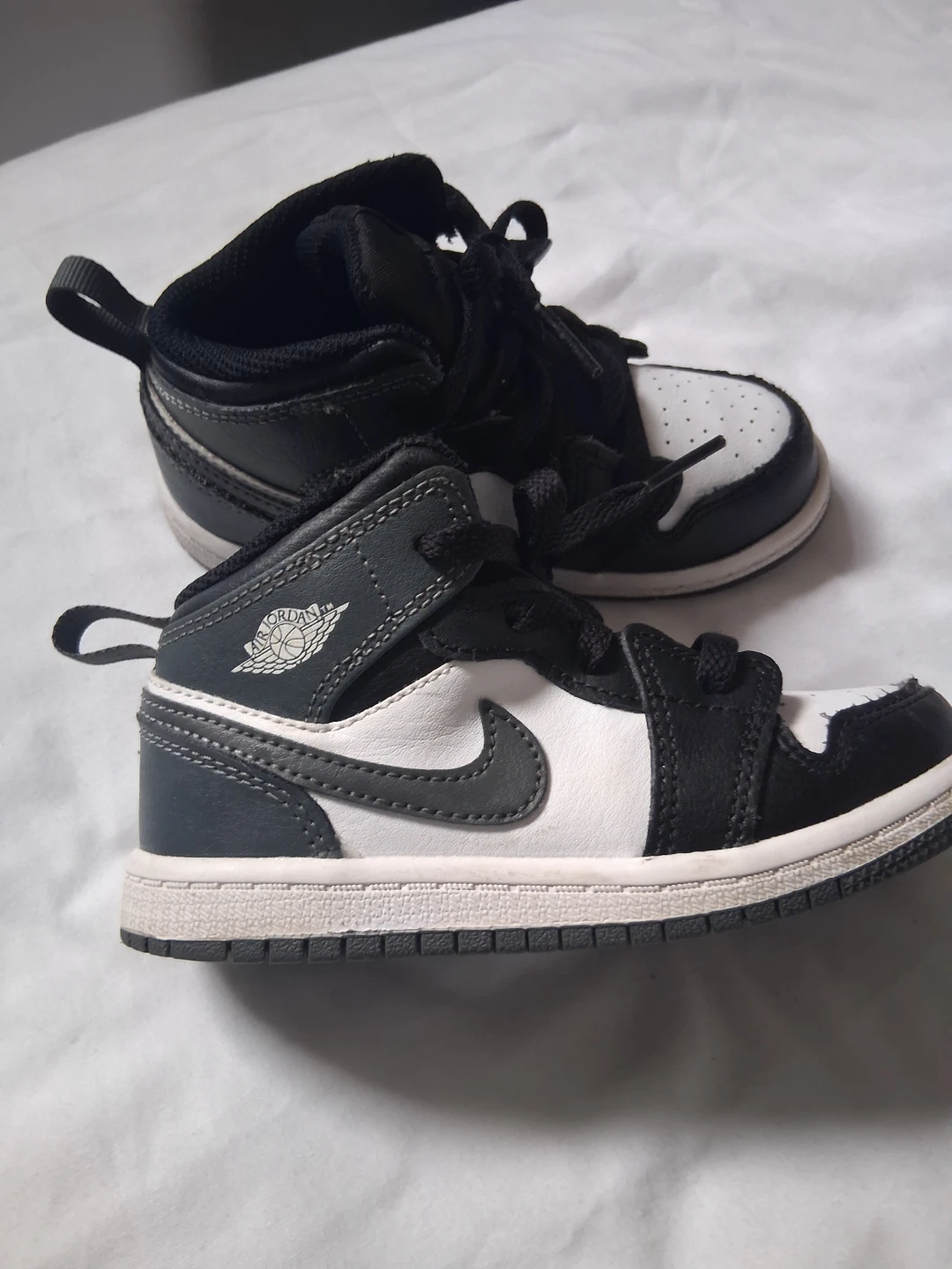 Jordan 1 Mid toddler shoes size 2.5